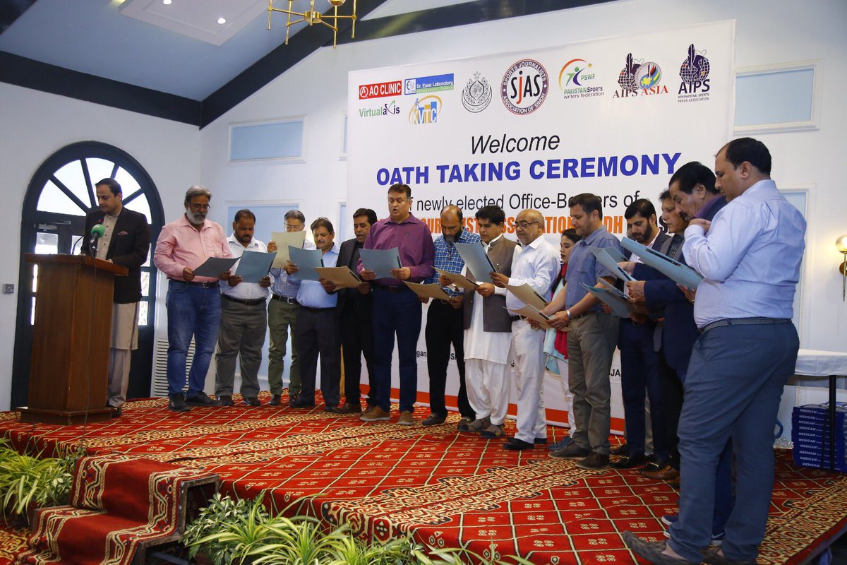 OfficialSjas's tweet photo. Newly elected office bearers of SJAS take oath. 
Mayor Karachi Barrister Murtaza Wahab administers the oath. 
President: @Mehmoodriaz777 
Sr Vice President: @UbaidAwan 
Sec: Shahid Saati
(Cont..) https://t.co/EfUCAnpNfX