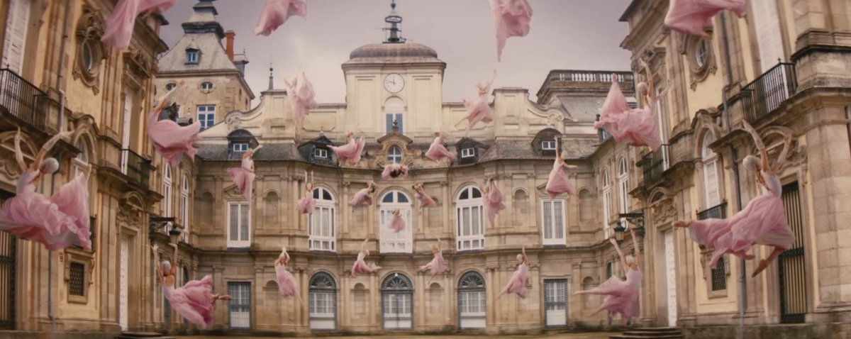 Esto debería de ser un orgullo para toda Segovia y para toda La Granja. Gracias a René, Penélope, Silvia y a todo el equipo por la delicadeza y belleza del videoclip en su conjunto. 
René, lo tuyo es de otro nivel 💔
<a href="/Residente/">Residente</a>