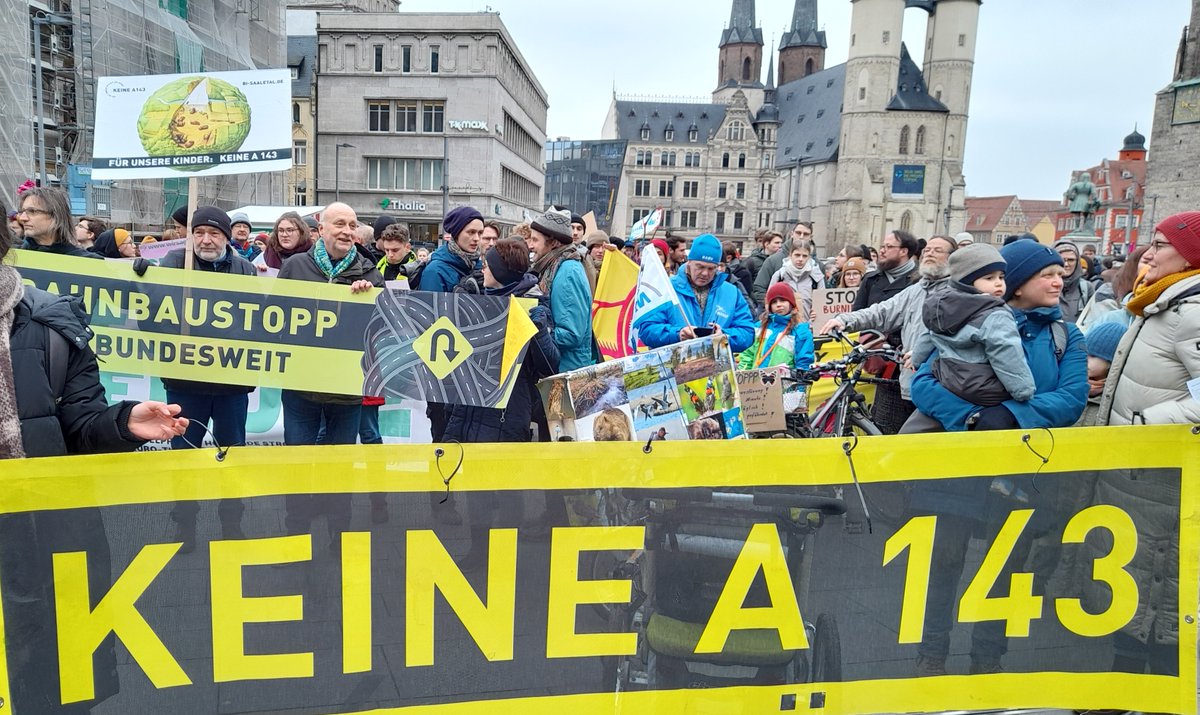 Bus und Bahn statt Autobahn! – Aufruf zum Klimastreik am 1. März 2024
Auch beim diesjährigen Klimastreik stellt sich die Bürgerinitiative Saaletal gegen den klimaschädlichen und naturzerstörerischen Weiterbau der A143 nordwestlich von Halle.