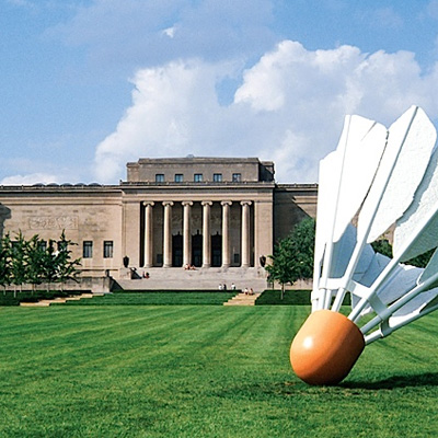 🎨The Nelson-Atkins opened to the public in 1933, with The Bloch Building addition in 2007. This gem of KC is one of the largest, most diverse art museums in the US, with over 40,000 works from cultures all over. This attraction is a short drive from our boutique hotel😉 #visitkc