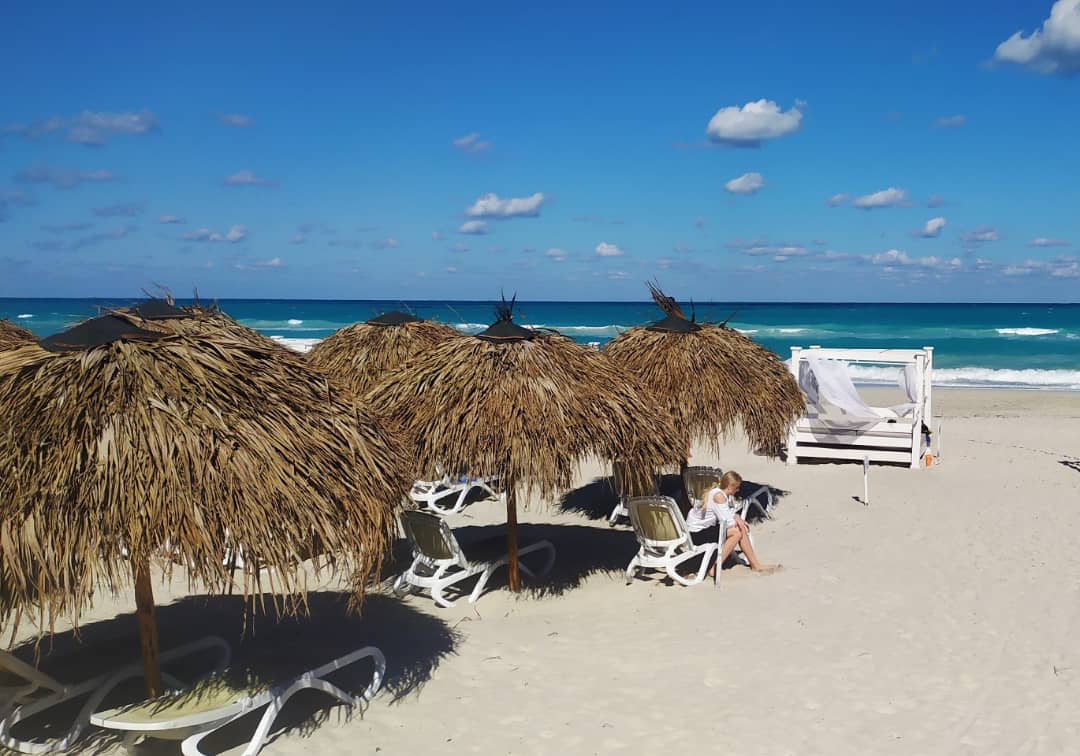 Buenos días #CubaUnica #CubaÚnica hoy amanece con 21C° y se mantiene así de bella y soleada nuestra playa. Recuerda que @_varadero es un destino de sorprenderte. No te olvides de reservar a través de roc-hotelcuba.com hotelrocarenasdoradas.com