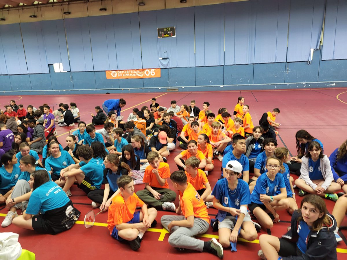Dans le sport, les valeurs citoyennes ont également toute leur place. 
Un grand bravo aux élèves de l'UNSS et à leur professeur pour leur participation à la compétition badminton inter-district !