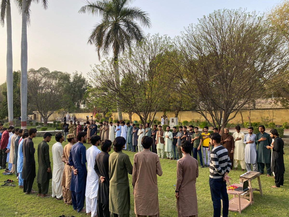 ShagirdSabha1's tweet photo. ٻولین جي عالمي ڏھاڙي تي سنڌ شاگرد سڀا زرعي یونيورسٽي طرفان سي سي لان ۾ “سنڌي ٻولي قومي ٻولي”جي عنوان ھیٺ ویھڪ رکي وئي ،ویھڪ جي شروعات قومي تراني سان ڪئي وئي.
ویھڪ ۾ شھید ھدایت اللہ لوھار جي تصویر رکي ڀیٽا پڻ پیش ڪئي وئي.

سنڌ شاگرد سڀا(زرعي یونيورسٽي) https://t.co/XkCkBC0jxK