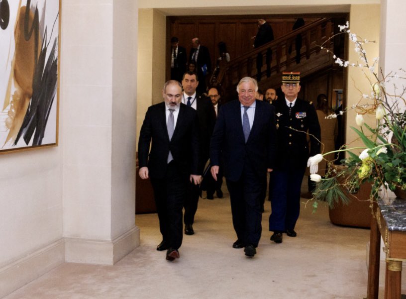 gerard_larcher's tweet photo. 🇦🇲🤝🇫🇷 J’ai reçu @NikolPashinyan , Premier ministre arménien. Dans sa diversité politique, le @Senat est un ardent défenseur de l’intégrité territoriale de l’ #Arménie. Il s’est aussi mobilisé en faveur du #HautKarabakh qui a subi un nettoyage ethnique et culturel. https://t.co/i5X6b6br5U