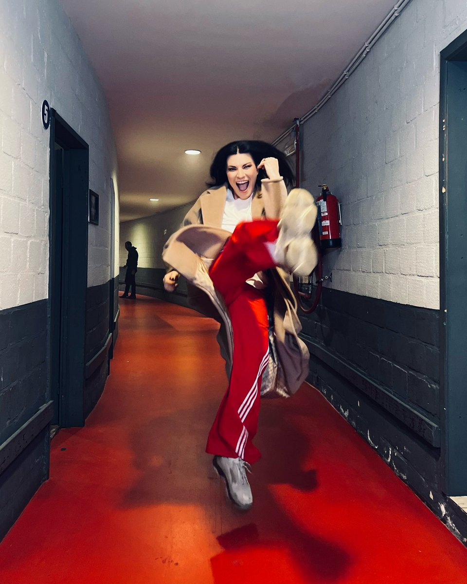 LauraPausini's tweet photo. Latam ¡¡¡Por fin corro hacia ti!!! 🏃🏻‍♀️
Comenzamos en Chile, en Monticello el 23 de febrero y en Santiago el 25 de febrero. ¡Ambos conciertos están agotados! 💥
¿Están listos para despegar? 🚀
•
Latam sto finalmente correndo da te!!! 🏃🏻‍♀️
Iniziamo dal Cile, a Monticello il 23 febbraio e a Santiago il 25 febbraio.
Entrambi i concerti sono sold out! 💥
Siete pronti per il decollo?! 🚀
•
Latam, finalmente estou correndo até vocês!!! 
Começamos no Chile, em Monticello no dia 23 de fevereiro e em Santiago no dia 25 de fevereiro. Os dois shows estão esgotados! 💥
Estão prontos para decolar? 🚀
•
Latam I am finally running to you!!! 🏃🏻‍♀️
We’ll start in Chile, in Monticello on February 23 and in Santiago on February 25.
Both concerts are sold out! 💥
Are you ready for takeoff!? 🚀