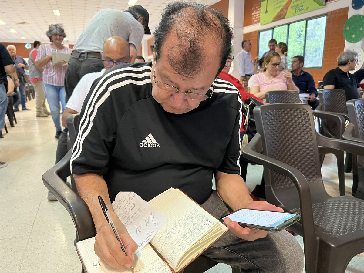 JorgeGLeyva's tweet photo. Caleños! Avanza la formulación de los planes de desarrollo de comunas y corregimientos que escogen sus líneas de inversión. Este miércoles 21 en la comuna 17, el jueves 22, en las comunas: 3, 4, 8, 11, 15, 18 y 21 @alejoeder  @AlcaldiaDeCali @ALEXCAMINA @DAPMCali https://t.co/CRQVkRleti