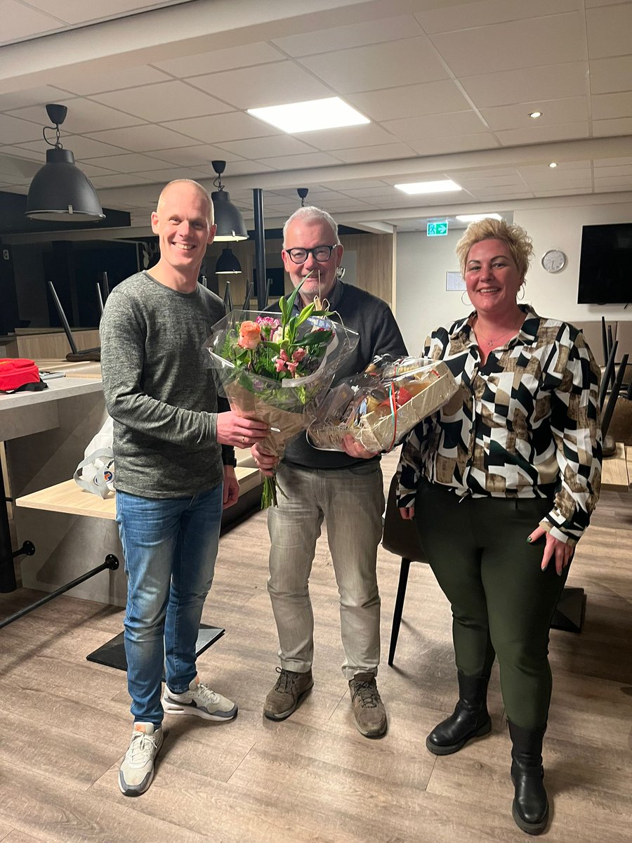 De leden van ons jeugdbestuur hebben de cursus reanimatie en gebruik AED weer gevolgd. Cursusleider Jan van der Bij leerde ze wat ze moeten bij een hartstilstand van een voetballer of bezoeker. De AED van VV Buitenpost hangt aan de buitenmuur bij de ingang van de kleedkamers.