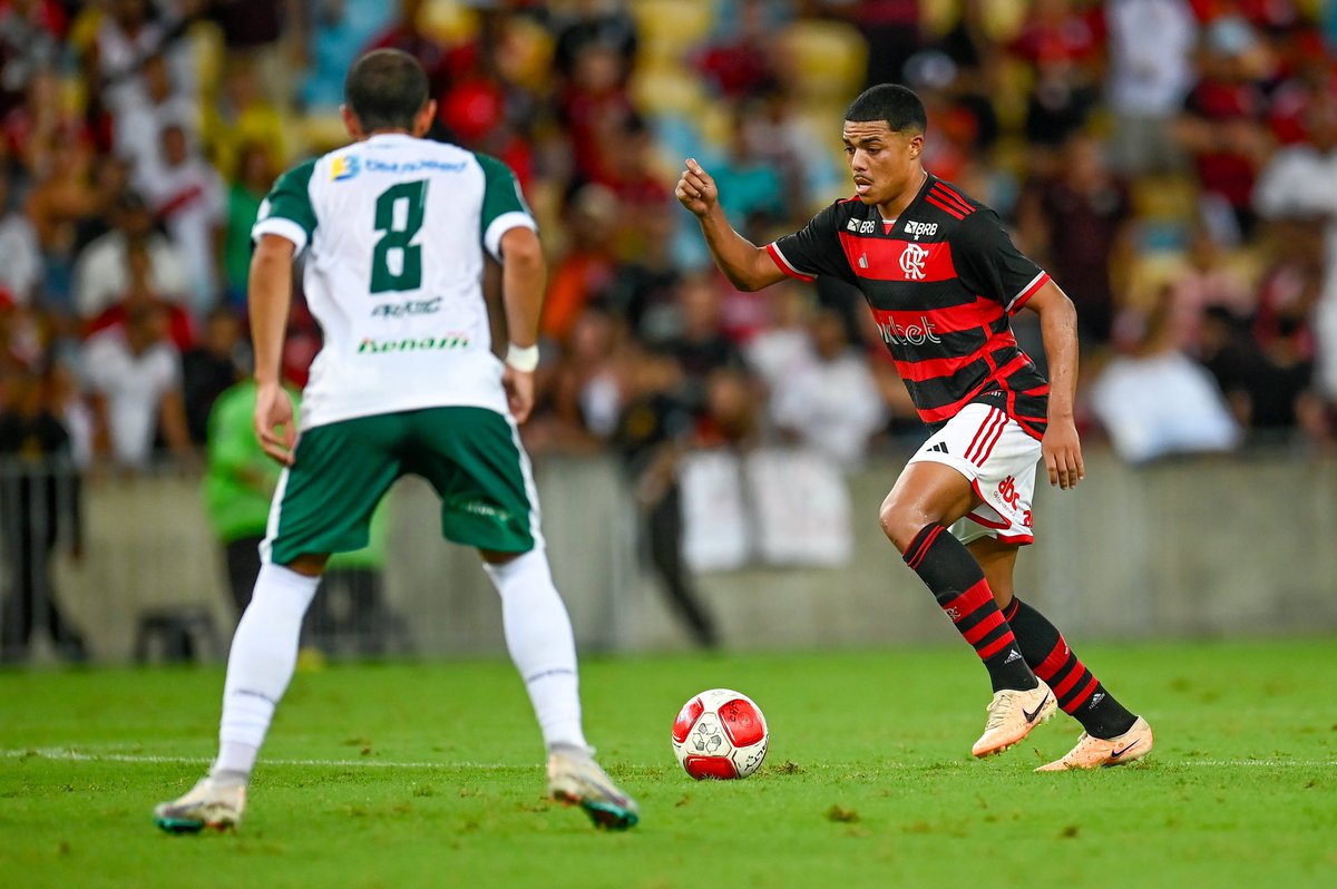 futebol_info's tweet photo. Titular pelo 2º jogo consecutivo, Igor Jesus se inspira em João Gomes para "furar a bolha" da base ao profissional no Flamengo.

No jogo de ontem, o volante de 20 anos, que tem como ídolos Busquets e Rodri, deu assistência, foi quem mais roubou bolas (4) e trocou 78 passes, com 94% de precisão.

"Nunca tive muito contato com o João Gomes, mas é um cara também em quem eu me inspiro muito. Um cara que teve muita tranquilidade aqui no Flamengo, na questão da transição de dar o passo para o profissional, aproveitou as oportunidades e fez muita história. Acredito que eu possa trabalhar bastante para chegar no auge onde ele está", disse Igor Jesus.

🗞 @geglobo | @tdellima
📸 Marcelo Cortes/CRF | Gilvan de Souza/CRF