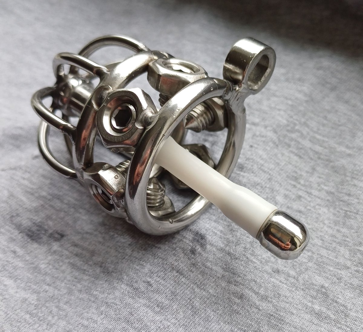 knot_tied's tweet photo. More images of the new device showing the spikes fully inserted.
ID where the screws are: 33mm. Six spikes that screw in behind the glans and hold the foreskin back. They insert by about 7mm, so that leaves 19mm of space for the cock, of which the urethral insert takes 8mm. Hmmm. https://t.co/iCFrUsa4oA