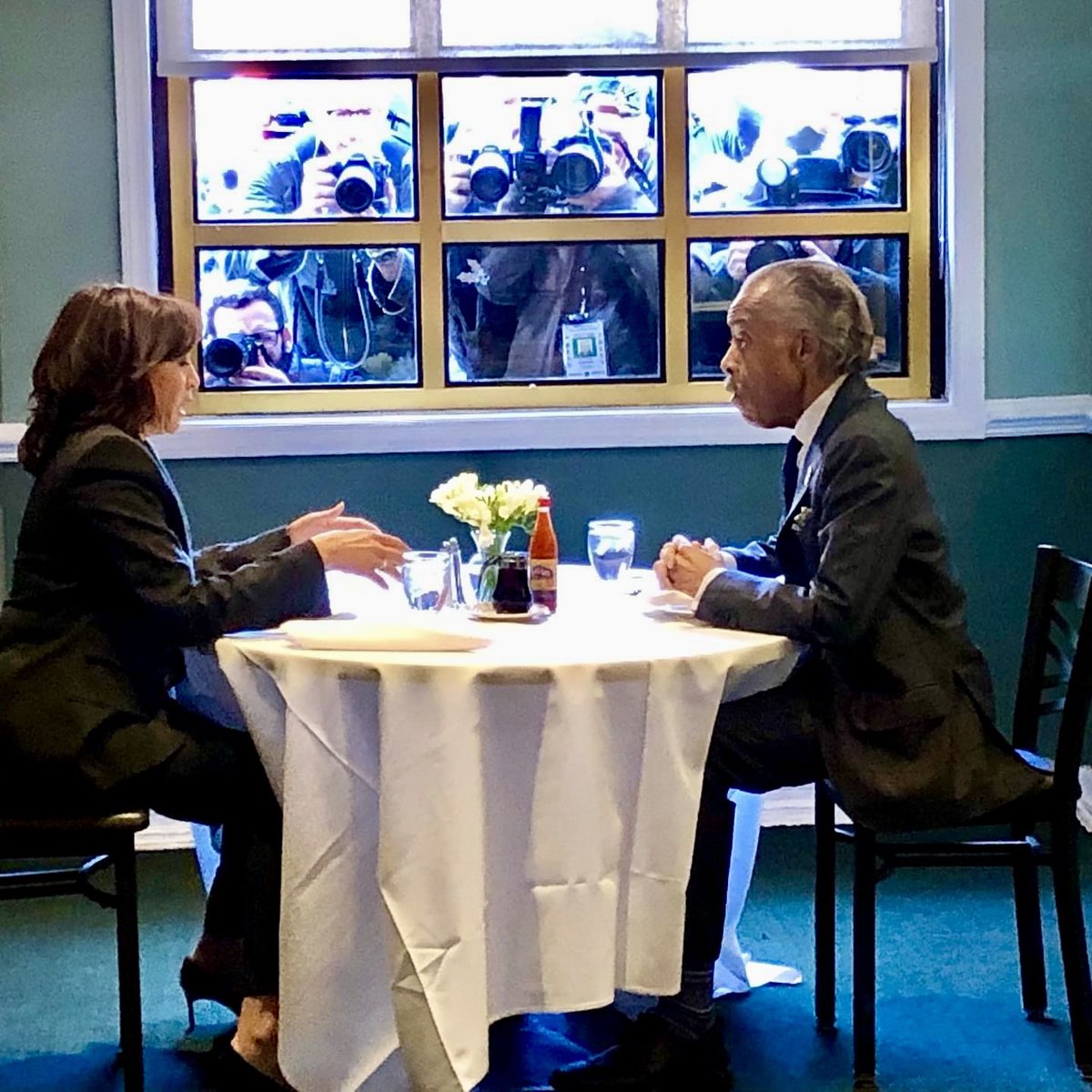 TheRevAl's tweet photo. Today in 2019, I took then Presidential candidate Senator Kamala Harris to Sylvia’s Restaurant in Harlem, NY to discuss her candidacy. Big media turnout reported the meeting through the window.
📸: @rachelnoerd
#RevAlThrowback https://t.co/fcDOtOhDzm