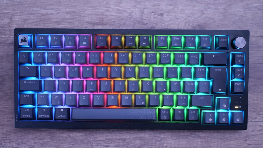 Pause_Hardware's tweet photo. 🤫 Petit aperçu avant le grand test... Le #Corsair K65 PLUS Wireless prépare sa révolution silencieuse sur notre bureau. Connectivité variée, design épuré et réactivité au rendez-vous. Restez connectés, notre verdict complet arrive bientôt! #StayTuned #TechTeaser #KeyboardMagic @CORSAIRFRA