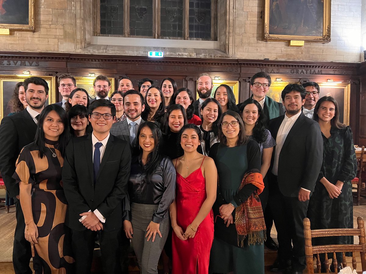 _ragonzales's tweet photo. Junto con la @OxfordPeruSoc reunimos un notable grupo de peruanos vinculados a @UniofOxford, conmemorando una icónica tradición de cenas formales en @BalliolOxford. Un prometedor inicio de más encuentros por venir. 🇵🇪 https://t.co/l1XWhb493t