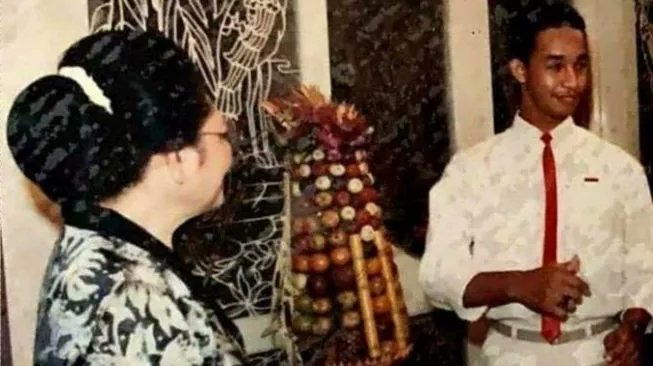 <a href="/proclaro_lover/">NeoJES</a> Maksudnya, dia pernah jadi bagian dari orde baru, gitu lho 😜