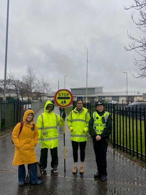 Our south-east community team #SECPT along with Cllr Martha Mattos-Coelho, crossing guide John and head-teacher Sally Ketchin were out this morning @CraigourPark to remind drivers of the no driving zones and no stopping areas adjacent to the school.