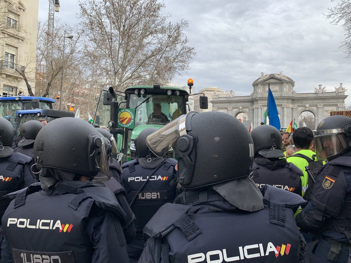 Getting tense here.....#tractorada