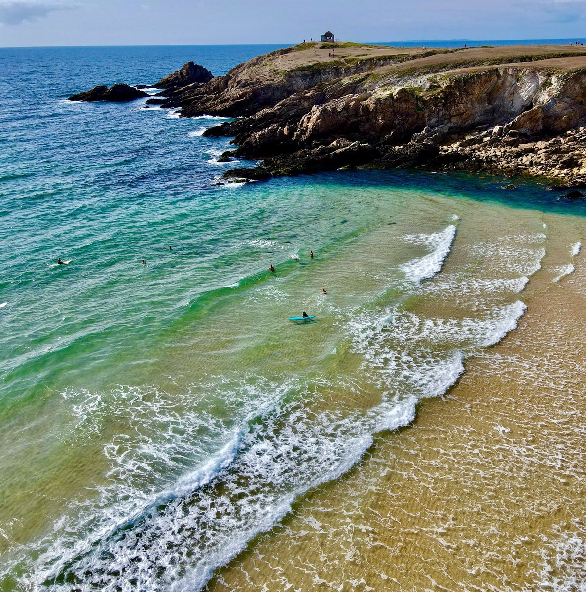 La baie de Quiberon & sa cote sauvage !!!
Réputé pour ses spots de surf 🏄‍♂️🌊🏄‍♀️

#Quiberon 
#Bretagne 
#MagnifiqueBretagne 
#labellebretagne
 #MagnifiqueFrance 
#bzh 
#vueduciel 
#dronephotography 
#drone
#wave 
#photograghy