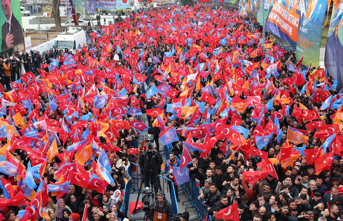 Akparti's tweet photo. Genel Başkanımız ve Cumhurbaşkanımız Recep Tayyip Erdoğan, Afyonkarahisar Zafer Meydanı'nda düzenlenen mitingimize katıldı. #GerçekBelediyecilik https://t.co/bkiDTdRnDD