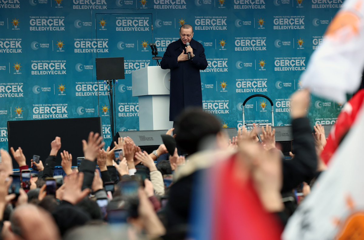 Akparti's tweet photo. Genel Başkanımız ve Cumhurbaşkanımız Recep Tayyip Erdoğan, Afyonkarahisar Zafer Meydanı'nda düzenlenen mitingimize katıldı. #GerçekBelediyecilik https://t.co/bkiDTdRnDD