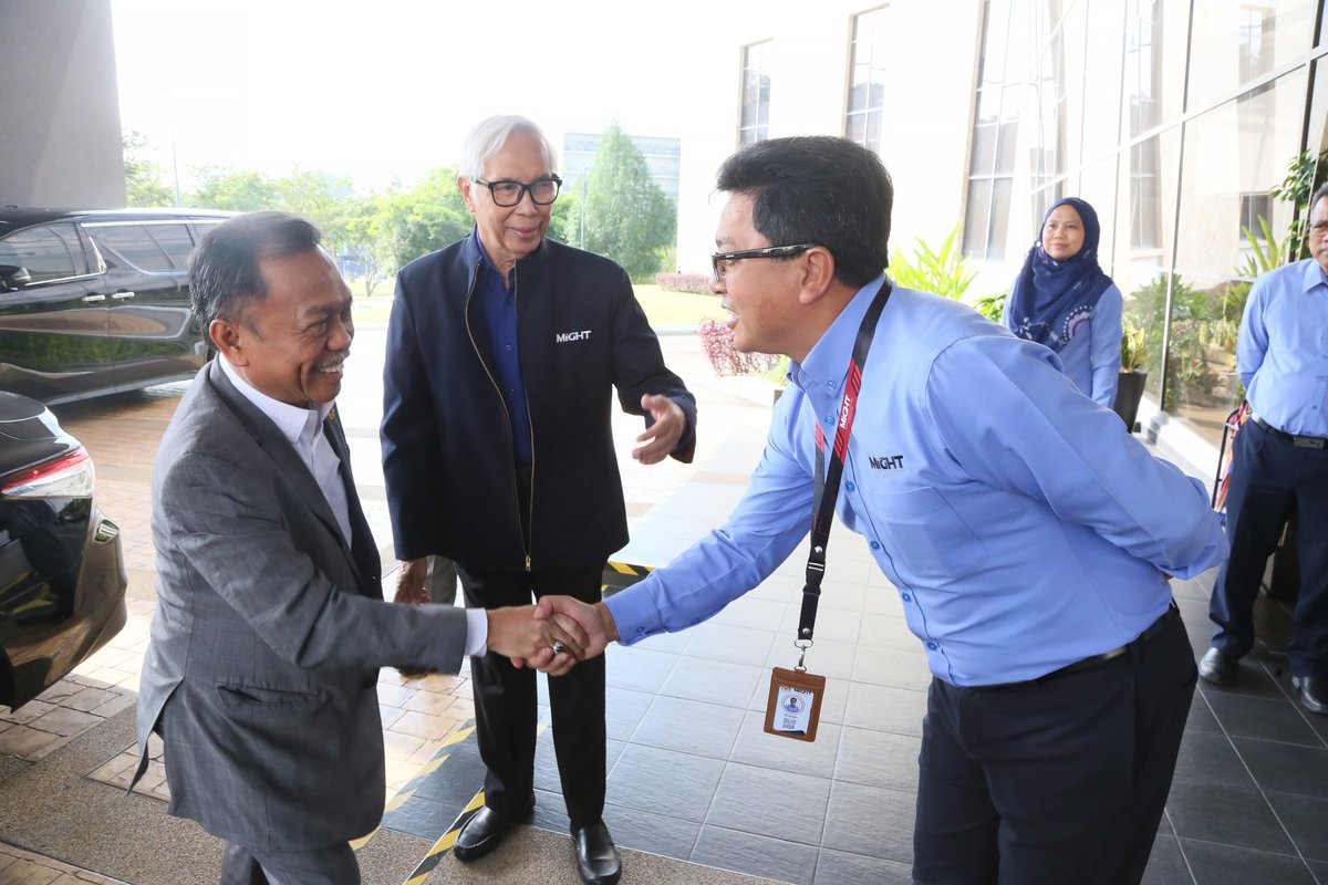 Rushdi_Rahim's tweet photo. Welcoming YB Deputy Minister MOSTI, Dato Mohammad Yusof Apdal to MIGHT as we have conversation on the role of MIGHT as a policy partnership think tank in the development of Technology Industry in Malaysia. @MIGHTMalaysia working together for #BetterFutures. https://t.co/B4wxs8LslW