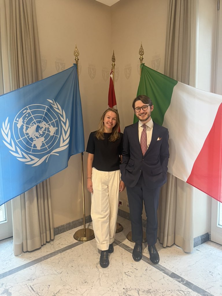 Avete conosciuto i nostri stagisti? 

Questi sono Søgni e Sigurd, stagisti presso di noi in questo semestre. Søgni lavora con il multilaterale e Sigurd con il bilaterale. 

Siamo molto felici di averli qui!

<a href="/SogniMS/">søgni mogstad strand</a> <a href="/sigurd_ms/">Sigurd Meklenborg-Salvesen</a> #UDpraktikant