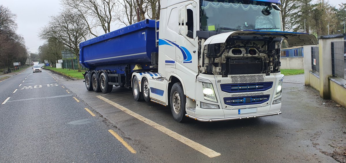 We carried out a checkpoint in Drogheda this morning when we stopped this lorry. The driver was an unaccompanied learner with no tax, insurance or L-plates. The trailer was also found to be dangerously defective. The lorry was seized and court is to follow. #SaferRoads