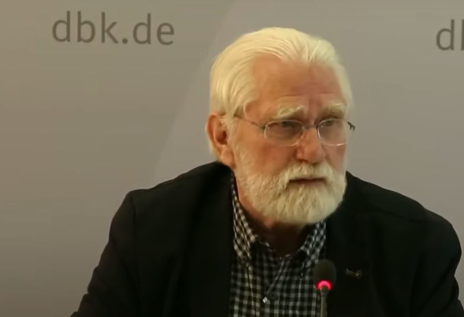 KNA_Newsroom's tweet photo. Friedensforscher Hans-Günther #Stobbe zum neuen Friedenswort der deutschen Bischöfe: "Wir reden nicht mehr vom gerechten Krieg." Zur Legitimität militärischer Gewalt gebe es keine einfachen Handlungsanweisungen. https://t.co/U3mgSY859V
