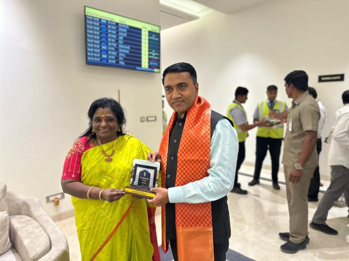 GoaSwift's tweet photo. #GoaSwiftNetwork :  Chief Minister Dr. Pramod Sawant met   Governor of Telangana and Lieutenant Governor Puducherry Dr. Tamilisai Soundararajan ji at the Airport Lounge in Hyderabad today, prior to proceeding to Puducherry.

@DrPramodPSawant https://t.co/b0ycB0npxR