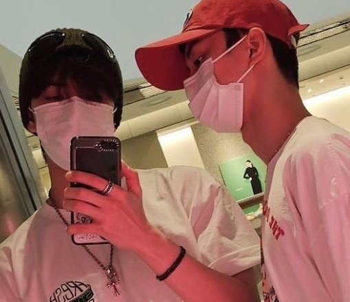 hoondilf's tweet photo. bbangkyu's mirror selcas we love u!!! https://t.co/FQVou3BgjD