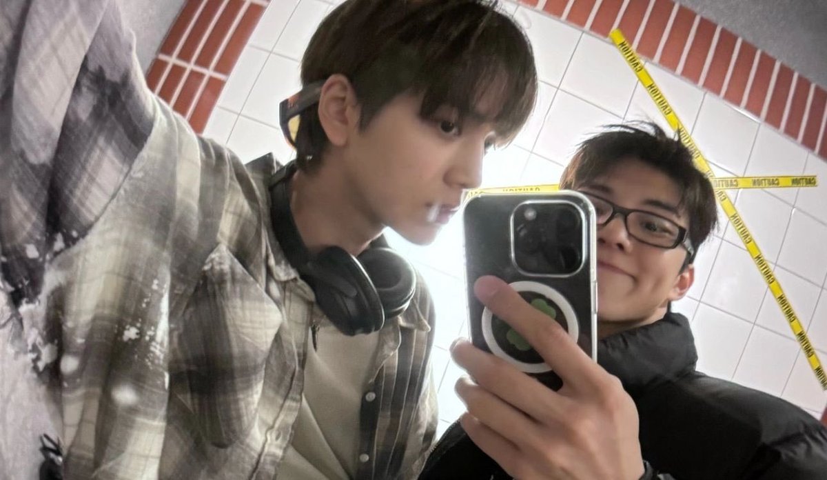 hoondilf's tweet photo. bbangkyu's mirror selcas we love u!!! https://t.co/FQVou3BgjD