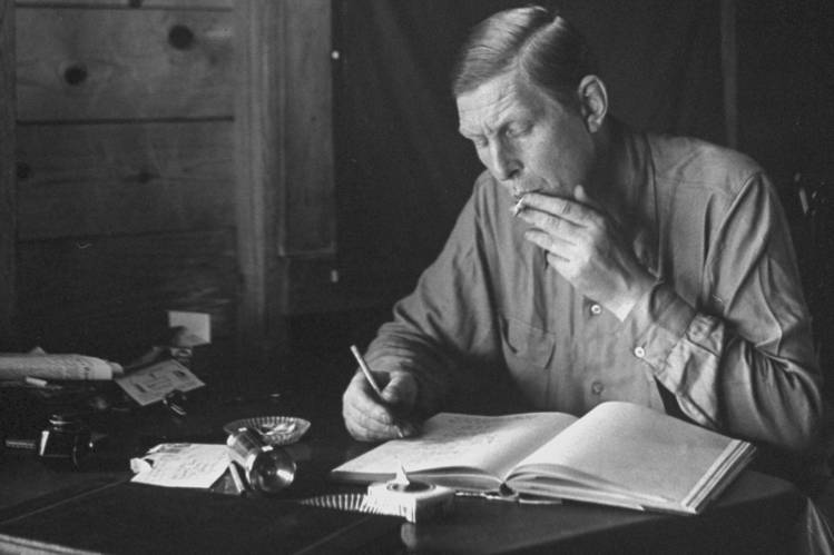 Pensé que el amor era eterno; estaba equivocado.
Ya no hacen falta estrellas: quitadlas todas,
guardad la luna y desmontad el sol,
tirad el mar por el desagüe y podad los bosques,
porque ahora ya nada puede tener utilidad.

Wystan Hugh Auden
#NaceUnDíaComoHoy