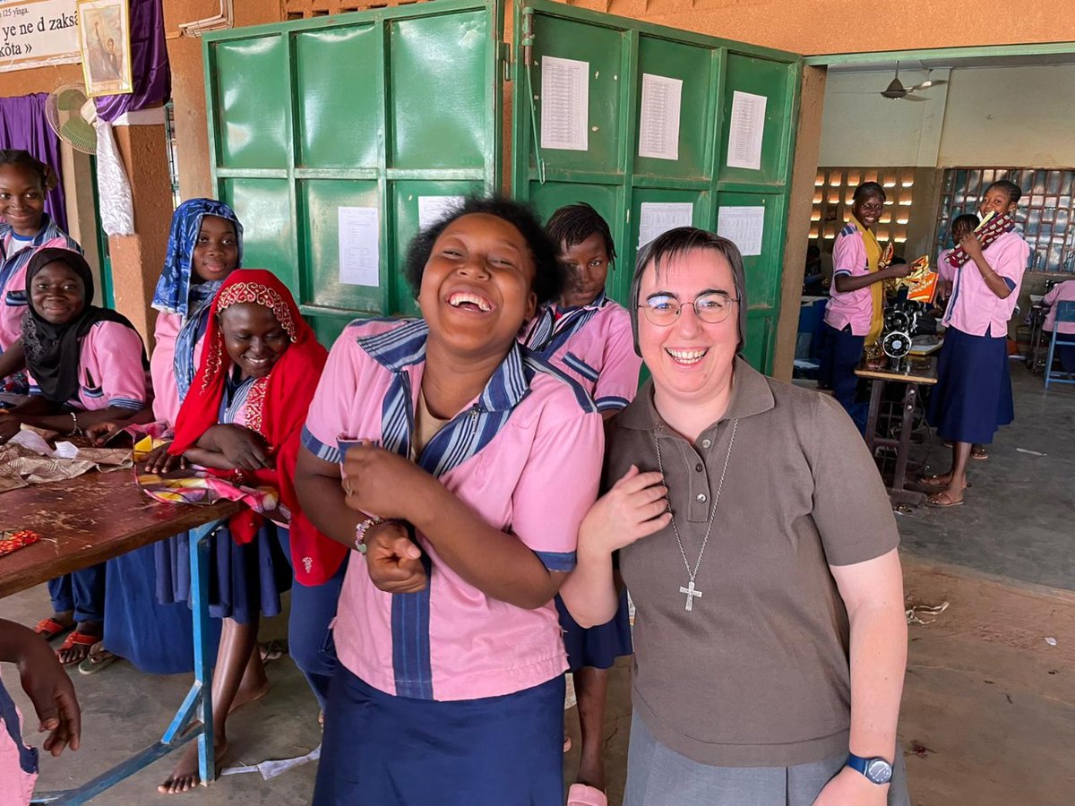 @ASmerilli 🇧🇫 'Coming to Africa means encountering a continent and a young faith. Our Church is alive and dynamic here in Burkina Faso, and that gives us great comfort.' Sr Alessandra Smerilli concluding her visit. @asmerilli Read more: humandevelopment.va/en/news/2024/s…