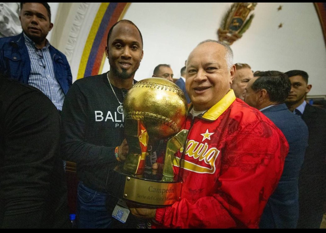 mafermatos's tweet photo. Yo no sé ustedes, pero esta foto de @dcabellor me da una alegría única.
Un verdadero fanático disfrutando su triunfo https://t.co/tV7ph7mEXb
