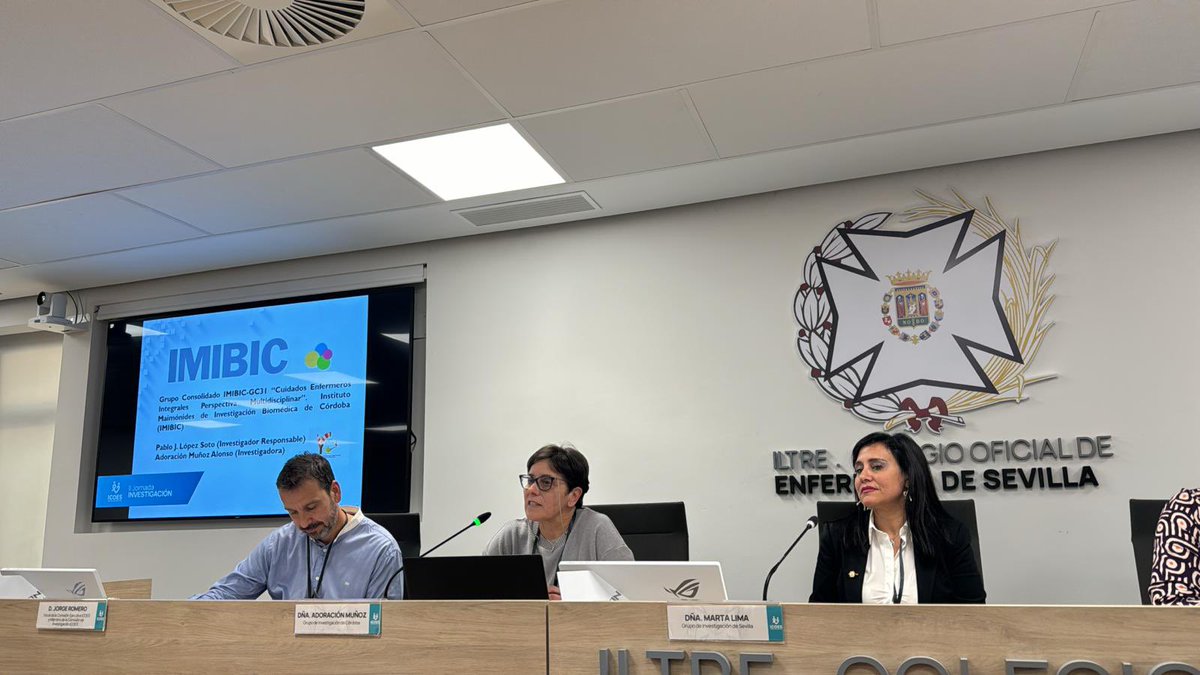 NursingGC31's tweet photo. Hoy nuestra compañera Adoración Muñoz 👩🏻‍⚕️, está realizando la presentación de nuestro grupo de investigación @NursingGC31 en las II Jornadas de Investigación del @ICOESevilla 🔬📊👨🏻‍💻 https://t.co/Lihsb8U0cu