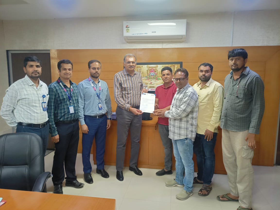 આજરોજ કલેકટર કચેરી ખાતેથી સ્ટેટ બેંક ઓફ ઇન્ડિયાનાં સૌજન્ય થી ગીર સોમનાથ જિલ્લાની ચાર જેટલી સરકારી પ્રાથમિક શાળાઓમાં ડિજીટલ સ્માર્ટ બોર્ડનું વિતરણ કરવામાં આવેલ. <a href="/CMOGuj/">CMO Gujarat</a> <a href="/InfoGirsomnath/">Info Girsomnath GoG</a> <a href="/InfoGujarat/">Gujarat Information</a> <a href="/revenuegujarat/">Revenue Dep. Gujarat</a>