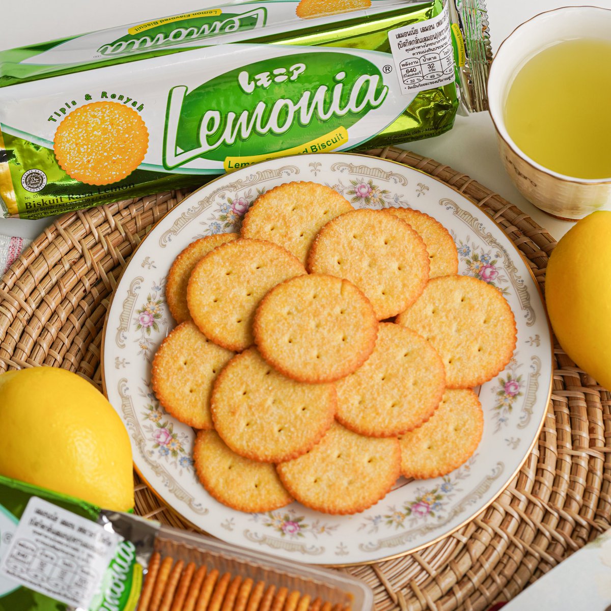 kinnhom's tweet photo. บิสกิตสุดพรีเมียมคุณภาพดี ได้กินกี่ครั้งก็ติดใจ นั่นก็ครืออ #Lemonia บิสกิตเนื้อบางกรอบ ที่มีหลากหลายรสชาติให้เลือก ทั้งรสมะนาว มะพร้าว และช็อกโกแลต อร่อยหมดจนเลือกไม่ถูกก ทั้งกลิ่นหอม รสชาติกลมกล่อม กรุบกรอบด้วยน้ำตาลที่เคลือบอยู่บนบิสกิตเต็มชิ้น ชอบมากกก✨ จะทานเป็นของว่างระหว่างวันหรือจะทานคู่กับเครื่องดื่มแก้วโปรดก็ฟินนไม่แพ้กันน 💗🍵☕️🥛
🍪 ขนาด 130 กรัม ราคา 30.- กินจุใจสุดๆ
🍪 ขนาดใหม่! ราคา 5.- พกพาสะดวก ไปได้ทุกที่
🛒 หาซื้อได้ที่ Lotus และร้านค้าทั่วประเทศ
#Lemonia #เลมอนเนียกร๊อบกรอบ #บิสกิตสุดอร่อยพกพาได้สะดวก