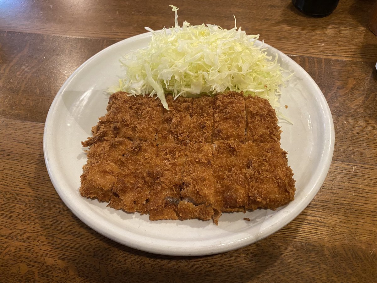 kattenigurume's tweet photo. 【勝手に評価】

勝烈庵 横浜

⭐️　5.2/10

昼はお店の前に列が出来るとんかつのお店。
お肉が柔らかく美味。
他店と違う所はさっぱり衣で胃もたれしない。
私自身とんかつは一口で満足なタイプ、苦手なのです。
しかし完食。ビックリです。

#勝手に評価勝烈庵 #勝手に評価とんかつ #勝烈庵 #とんかつ https://t.co/UoozvdJA7b