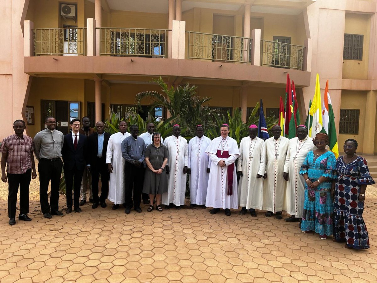 🇧🇫 Burkina Faso, Sœur Alessandra Smerilli: « je suis ici pour apporter la proximité du #papeFrançois à ces populations en détresse » et « pour mieux connaître les défis de ces territoires, d'un point de vue économique, social et ecclésial » @asmerilli humandevelopment.va/fr/news/2024/s…