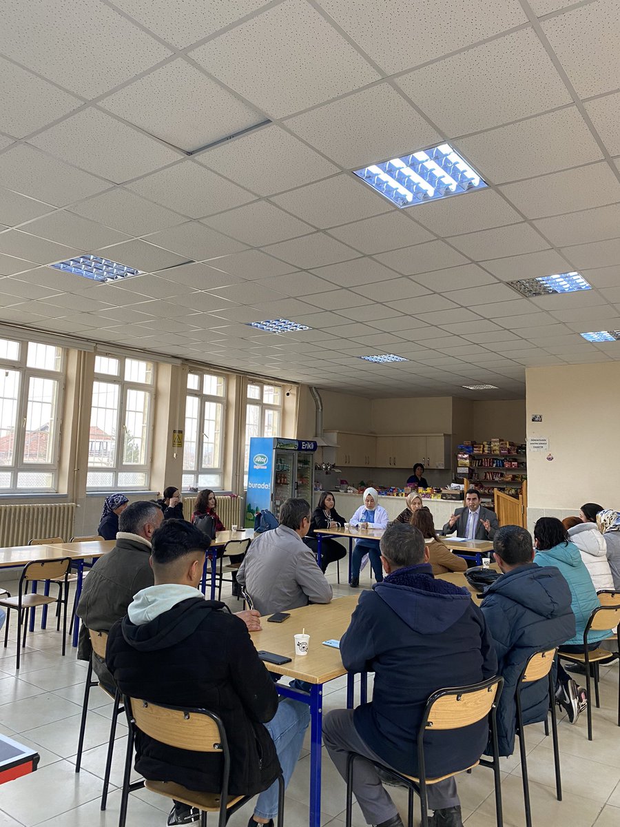 MecitozuL's tweet photo. YKS sınavları öncesi 12.sınıf velilerimiz ile öğrencilerimizin durumlarını istişare ederek yapılabilecekleri görüştük.@irfn73 @MecitozuKymkmlg https://t.co/44OC9GSf6b