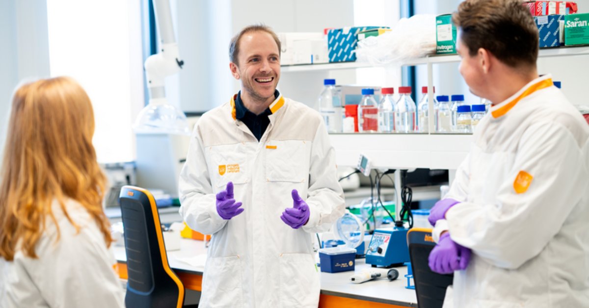 Four new research projects can start thanks to support from @KiKa8118 🧡 Scientists will develop immunotherapy for neuroblastoma, aim to unravel a soft tissue tumor to better understand its origin, and look at the role of microproteins in a bone tumor. research.prinsesmaximacentrum.nl/en/news-events…