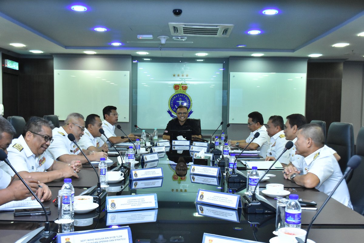 tldm_rasmi's tweet image. Panglima Tentera Laut bersama barisan pengurusan tertinggi TLDM telah berbesar hati menerima kunjungan KSU @MINDEFMalaysia, Datuk Seri Isham bin Ishak dan satu taklimat eksekutif perkembangan terkini TLDM telah disampaikan kepada beliau hari ini.

#MindefUpdate
