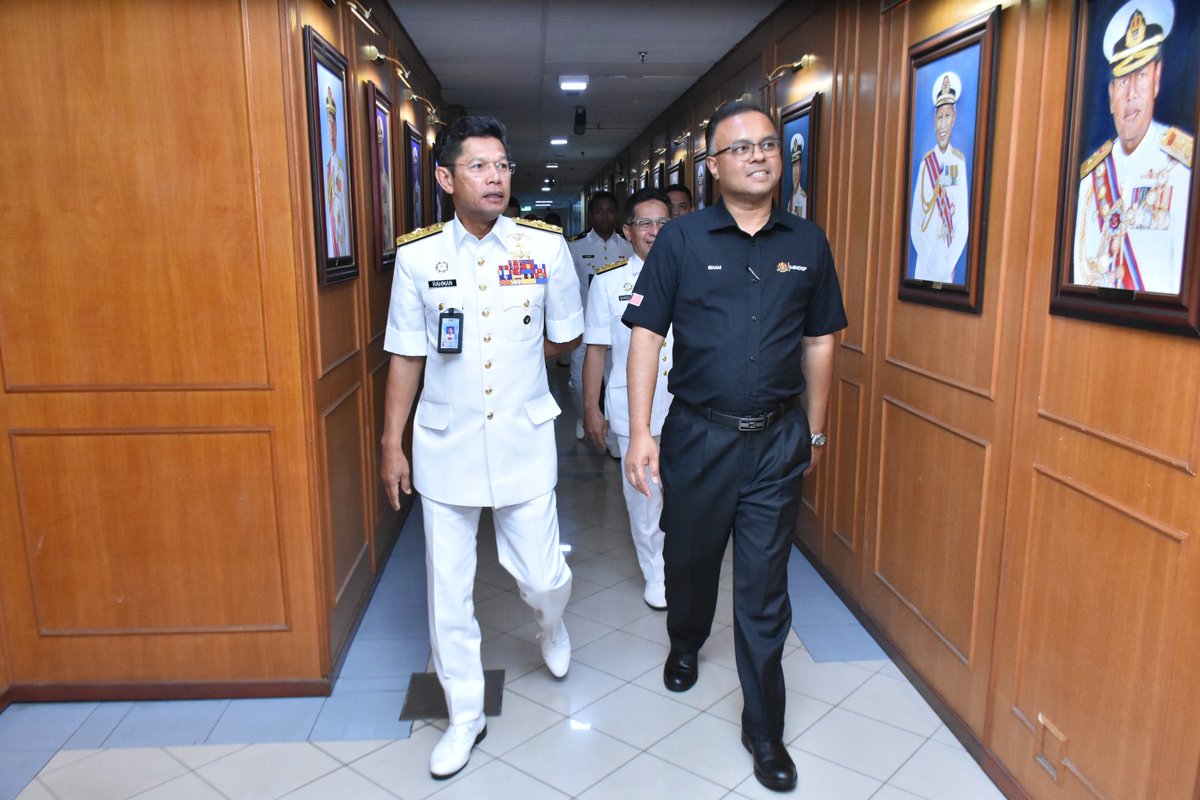 tldm_rasmi's tweet image. Panglima Tentera Laut bersama barisan pengurusan tertinggi TLDM telah berbesar hati menerima kunjungan KSU @MINDEFMalaysia, Datuk Seri Isham bin Ishak dan satu taklimat eksekutif perkembangan terkini TLDM telah disampaikan kepada beliau hari ini.

#MindefUpdate