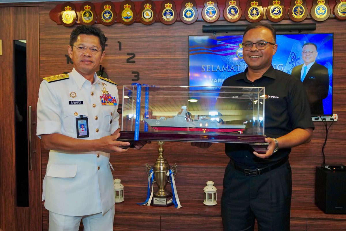 tldm_rasmi's tweet image. Panglima Tentera Laut bersama barisan pengurusan tertinggi TLDM telah berbesar hati menerima kunjungan KSU @MINDEFMalaysia, Datuk Seri Isham bin Ishak dan satu taklimat eksekutif perkembangan terkini TLDM telah disampaikan kepada beliau hari ini.

#MindefUpdate