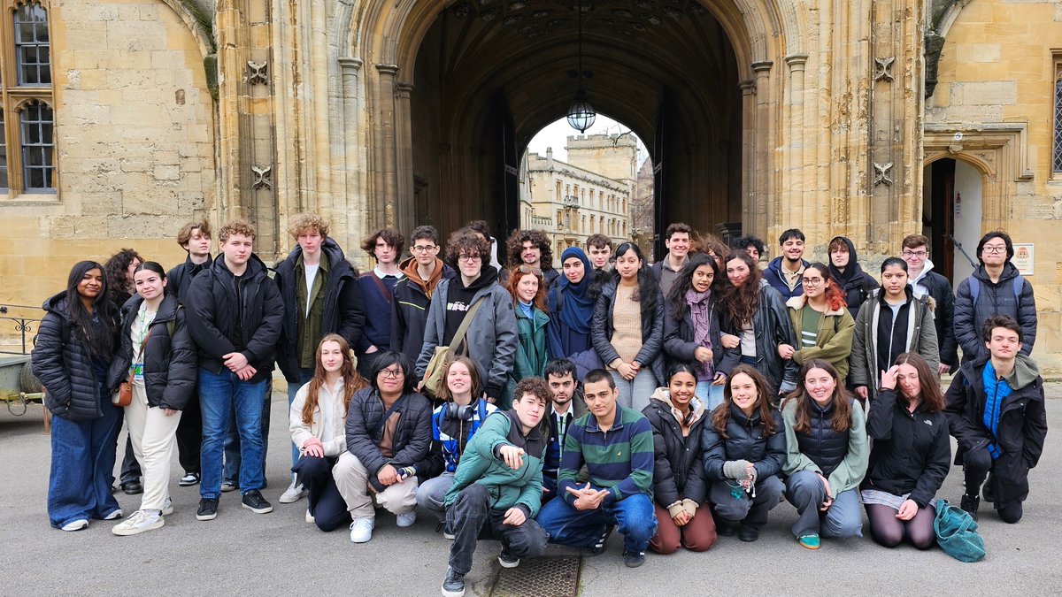 This week we have 3 Oxbridge visits going on and yesterday a coach load of students headed to Oxford Coordinator Razi told us “Students were amazing, as ever, fully engaged – so many good questions that Ana wasn’t able to finish her presentation!” #oxbridge
