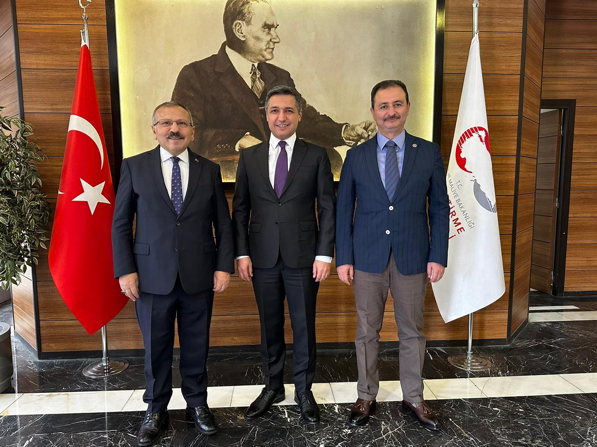 Anayasa Komisyonu Başkanımız Yusuf Beyazıt ile birlikte Özelleştirme İdaresi Başkanı Sn. Bekir Emre Haykır'a ziyarette bulunduk.

Kendilerine nezaketleri ve misafirperverlikleri için teşekkür ediyor, çalışmalarında kolaylıklar diliyorum.