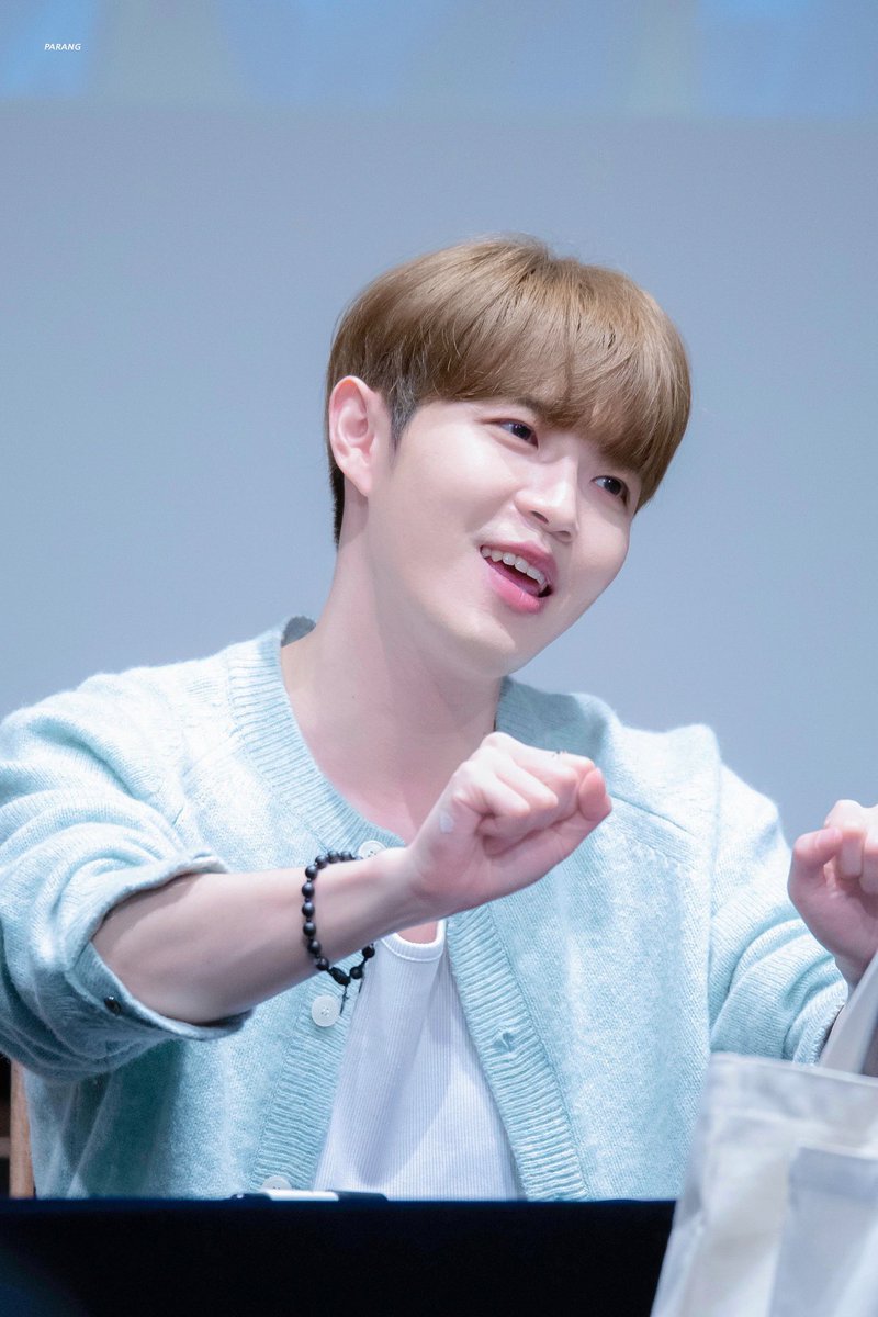 cherishwan_'s tweet photo. RT @parang_kjh: 눈 반짝 👀✨
ちょっとだけ待っててね🩵

240218 엠투유
#KIMJAEHWAN #김재환 https://t.co/J2GifzUkSr