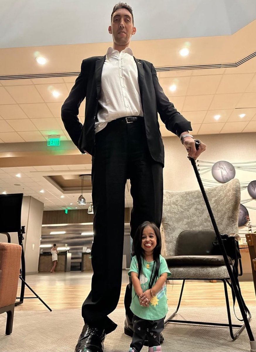 🚨MUNDO: Homem mais alto do planeta (2,51 metros) se encontra com a menor mulher do mundo (62,8 centímetros) na Califórnia. 

O turco Sultan Kosen, de 41 anos, e a indiana Jyoti Amge, de 30, participaram juntos de um evento do Guiness Book na última segunda-feira.