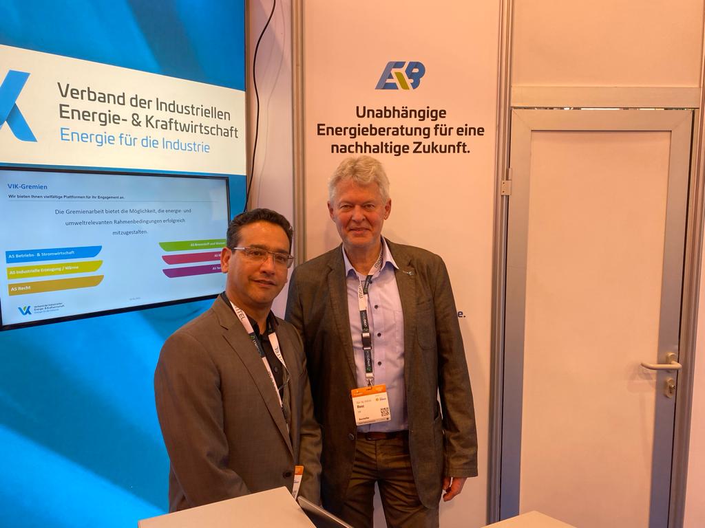 greenepsDE's tweet photo. Wir sind in #Essen auf der #Eworld24 energy & water. Für Rafael Lechuga, Geschäftsführer der #greeneps GmbH, ist es immer wieder eine große Ehre, Freunde und Kollegen zu treffen.
#Energiewende #Energie #ErneuerbareEnergien #Photovoltaik #Deutschland https://t.co/xPtZWI5v7L