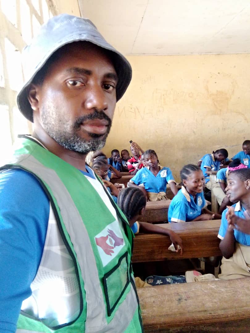 Womedorg's tweet photo. La sensibilisation contre les #MGF et les violences en milieu scolaire bat son plein avec les avocats défenseurs et les clubs scolaires de Mouanko et Kribi, unis dans le "Réseau des Leaders Educatifs pour la Lutte contre les VBG (RELELCO-VBG)". #LutteContreLesVBG #Womed #VBG https://t.co/YgRFjJ5RTq