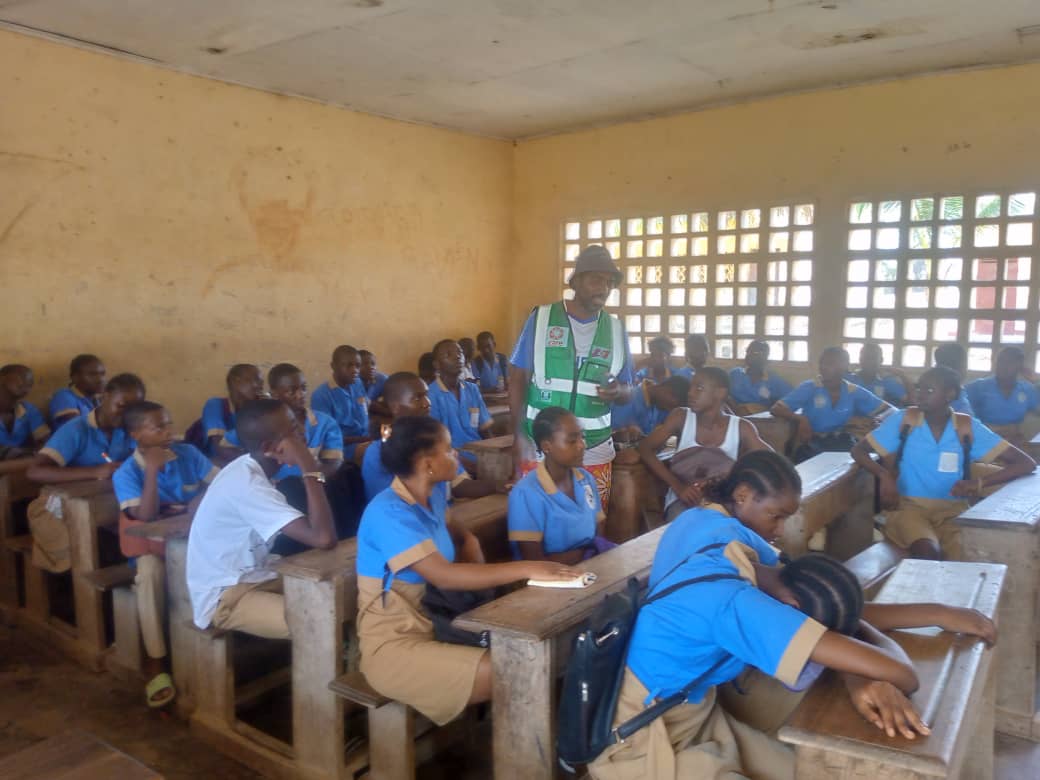 Womedorg's tweet photo. La sensibilisation contre les #MGF et les violences en milieu scolaire bat son plein avec les avocats défenseurs et les clubs scolaires de Mouanko et Kribi, unis dans le "Réseau des Leaders Educatifs pour la Lutte contre les VBG (RELELCO-VBG)". #LutteContreLesVBG #Womed #VBG https://t.co/YgRFjJ5RTq