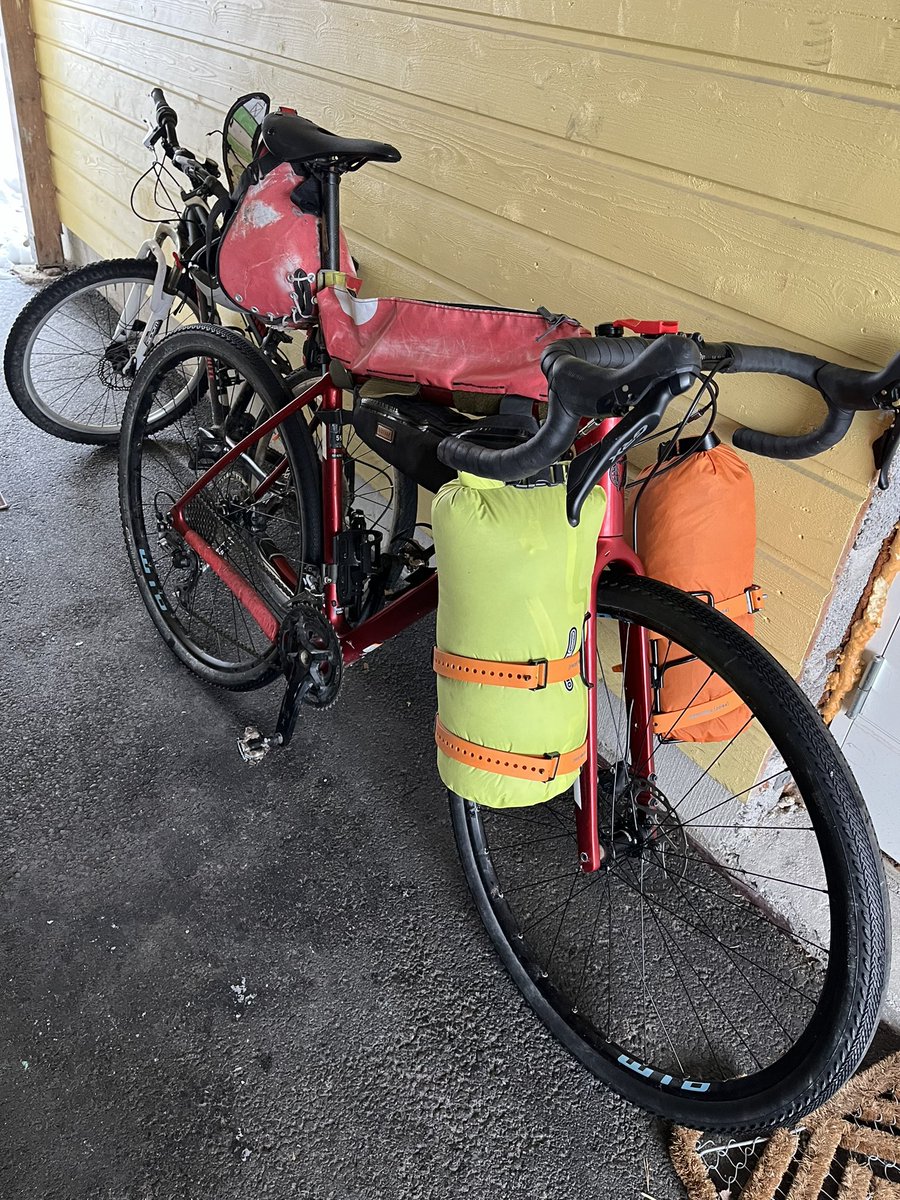 Fuggah's tweet photo. Hän olisi melkein valmis matkaan. Vielä kun keksisi mihin hänet ohjaisin #japenpyöräjutut #night #outdoors #onceamonth #aroundyear #cycling https://t.co/UqUdFHD6SJ
